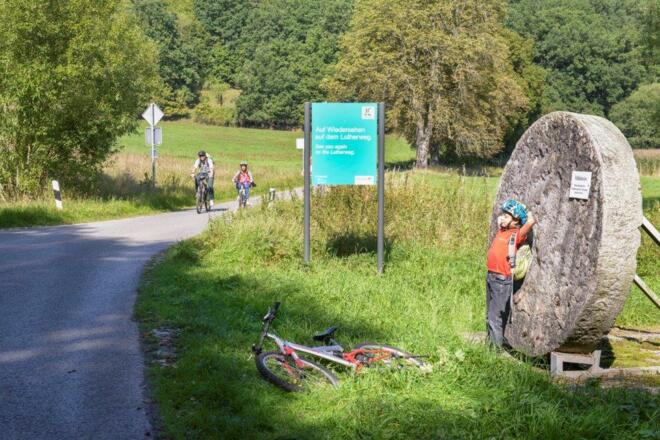 Radfahrer an der Wüstung Billmuthausen