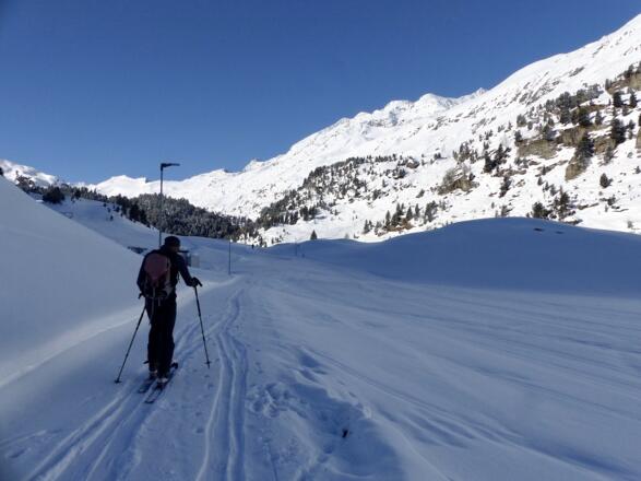 Am Südende von Obergurgl geht es zunächst leicht hinunter zur Gurgler Ache die man überquert.