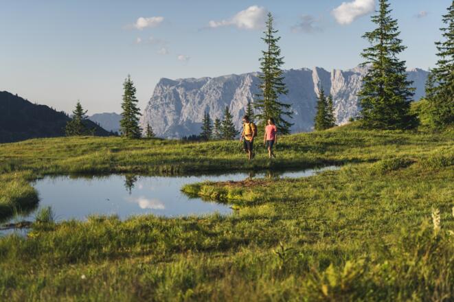 Wanderer am Pinzga Hatscha mit See