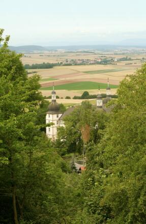Beim Abstieg nach Sternberg haben wir noch einmal einen schönen Blick in Richtung Bad Neustadt.
