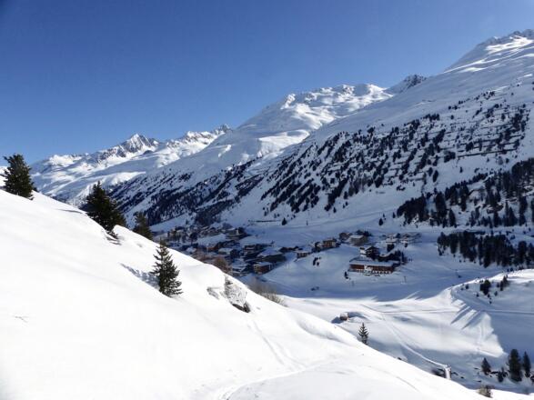 Den lückigen Wald hinter sich gelassen, folgt ein Blick zurück nach Obergurgl.