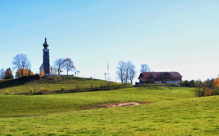 Kirche und Gasthof Johannishögl am Pidinger Bienenweg