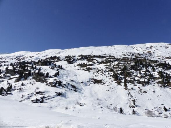 Über diese steilen Hänge führt der Anstieg hinauf zum Zirmkogel.