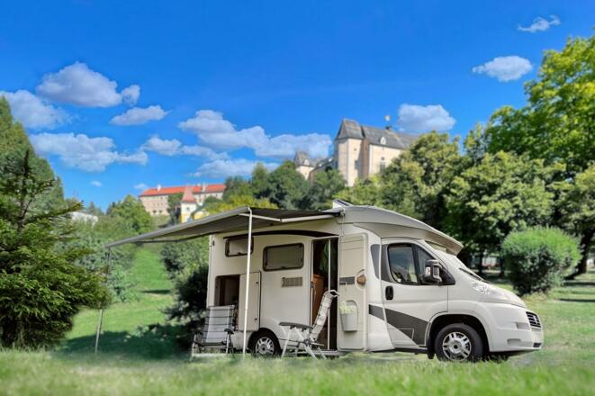 Wohnmobil-Stellplatz, im Hintergrund die Greinburg