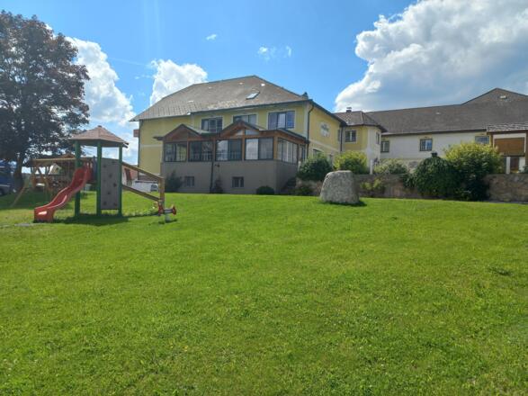 Ansicht Spielplatz und Wintergarten