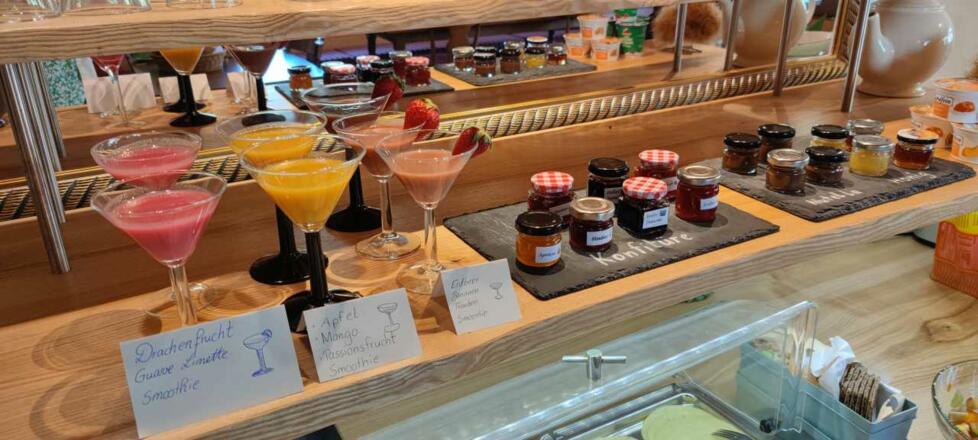 Frühstücksbuffet mit hausgemachten Produkten