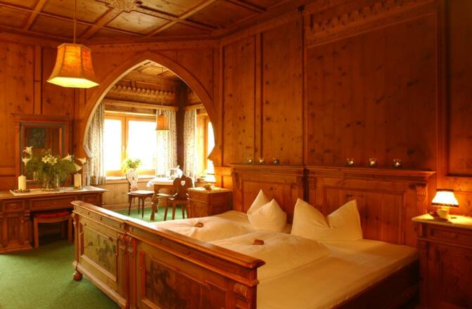 holzgetäfeltes Nostalgiezimmer