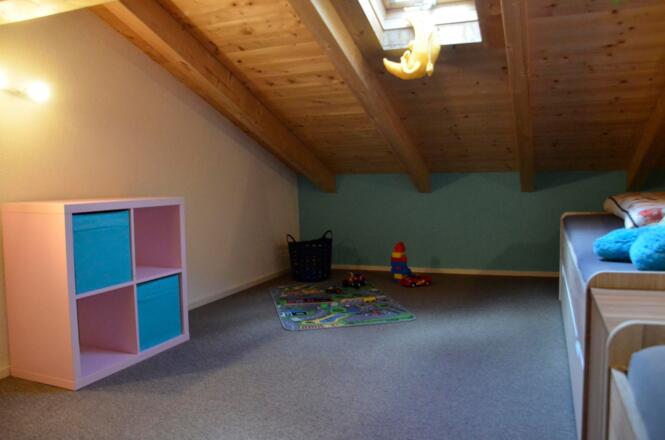 Kinderzimmer mit Spielmöglichkeit
