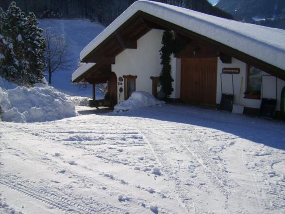 Haus_mit_Zufahrt_und_Parkplatz