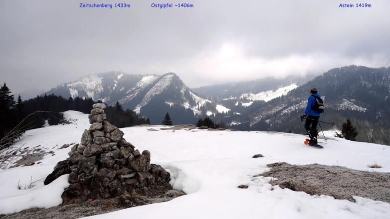 Wegteilung Übergang. Links Spitzenbergeralm, gerade Spitzenbergerriedel, Kreuzau