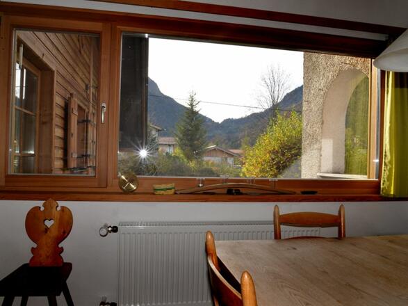Küche im ersten Stock mit schönem Ausblick und davorliegenden nach Süden ausgerichteten Balkon.