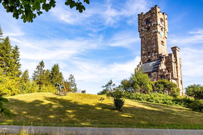 Der Altvaterturm befindet sich direkt an der Strecke der südlichen Schiefergebirgstrophy-Strecke