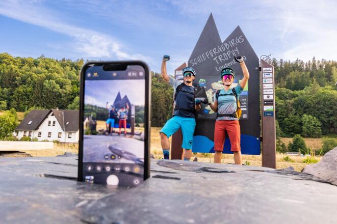 Finisher-Foto mit Trophäe der Schiefergebirgstrophy am Start- und Zielort Leutenberg
