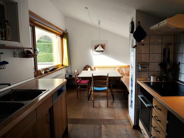 Küche im ersten Stock mit großem Kochfeld, Backofen, Spülmaschine.