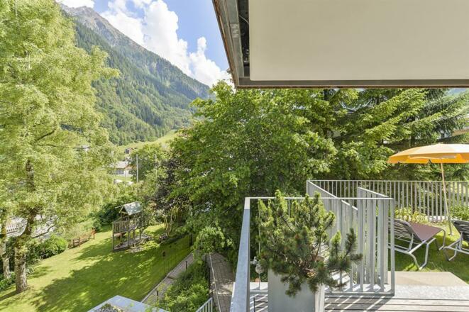 Balkon mit Blick in den Garten