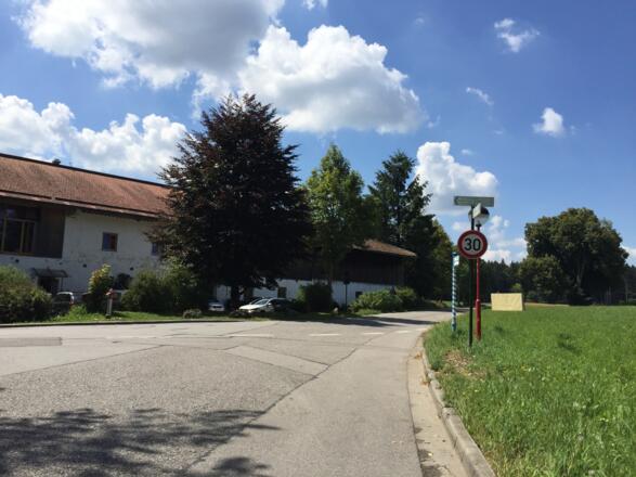 Hier nach Großdingharting, nicht links 12 % zum Deiniger Weiher