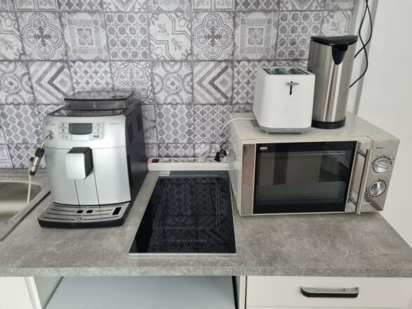 Kaffee-Automat, Mikrowelle, Wasserkocher, u.v.m.