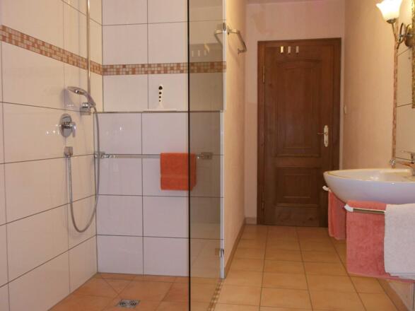 Ferienwohnung Haulle Kreuth am Tegernsee barrierefreie Dusche im Badezimmer