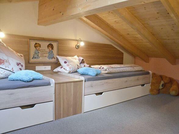 Kinderzimmer mit Spielmöglichkeit