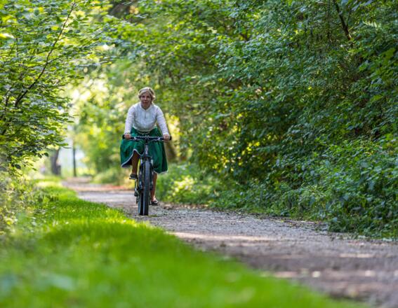 Radlerin in Puchheim-Bahnhof