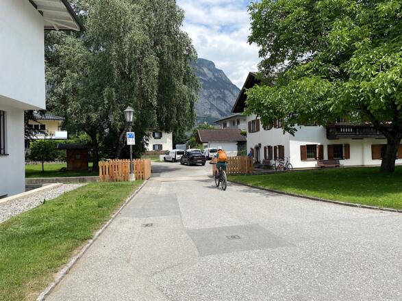Kurz nach der Einmündung vom Radweg in die Landesstraße, zweigt man entweder nach 70 Meter (hier im Bild) oder nach 300 Meter in eine Seitenstraße ab und fährt in Richtung Kematen.