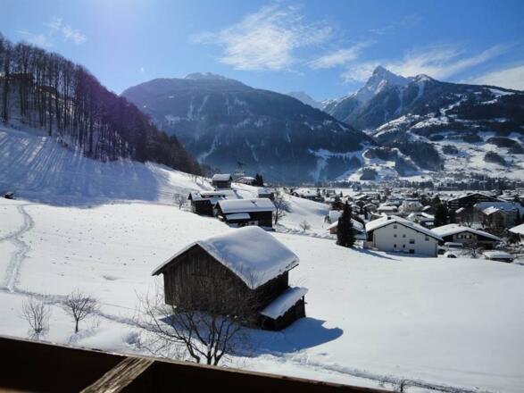 Blick_Richtung_Skipiste_und_Bergbahn