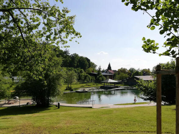 Liegebereich im Waldbad Nandlstadt