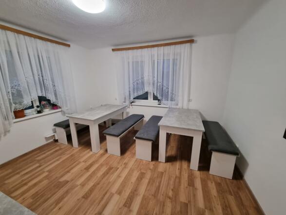 SB-Küche mit Esstischen