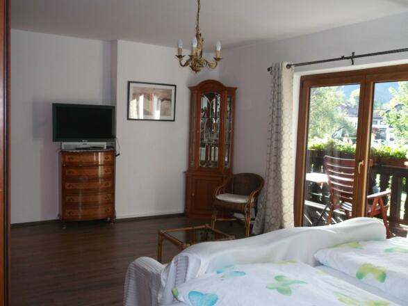 Ferienwohnung Haulle Kreuth am Tegernsee Schlafzimmer mit Doppelbett