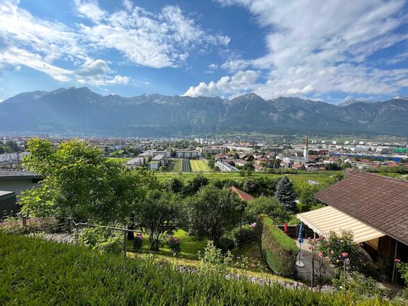 Ein etwas anderer Blick auf die Stadt Innsbruck mit den Berggipfeln der Nordkette.