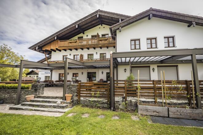 Hausansicht mit Terrasse