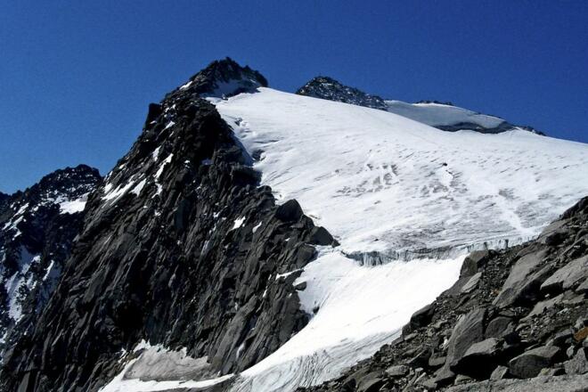 Der Schwarzenstein vom Osten, teils steil und eisfrei, teils flach und vergletschert.