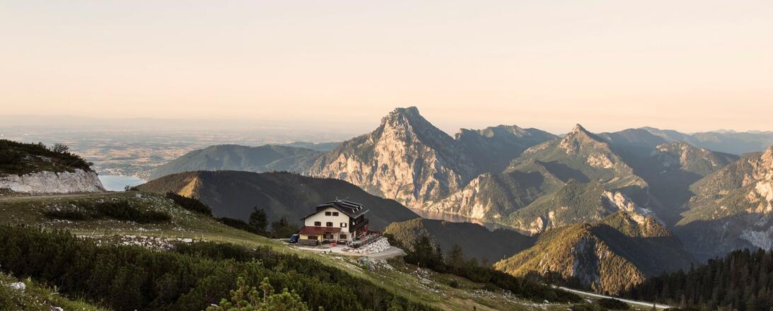 Kranabethhuette-am-Feuerkogel-mit-Blick-auf-den-Tr
