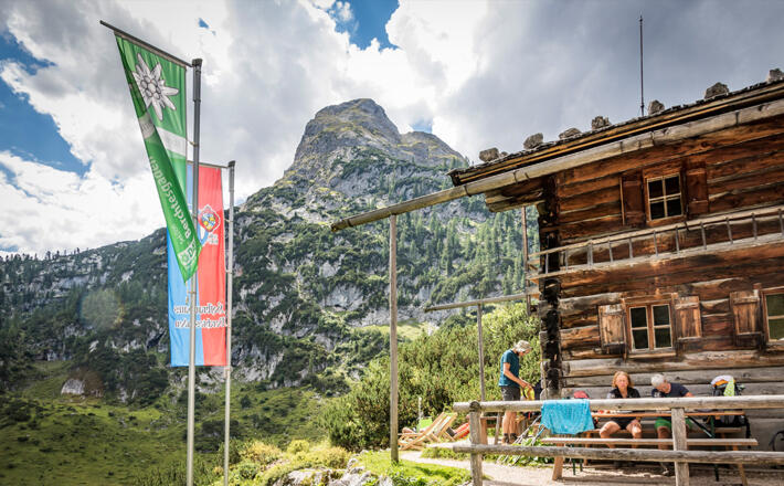 Die Terrasse am Kärlingerhaus mit Blick zum Feldkogel