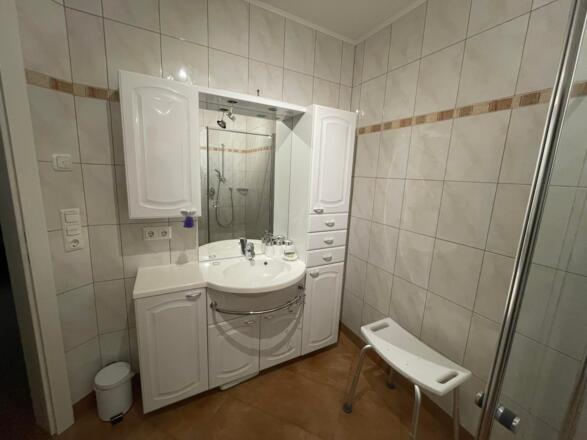Badezimmer mit WC und Waschmaschine