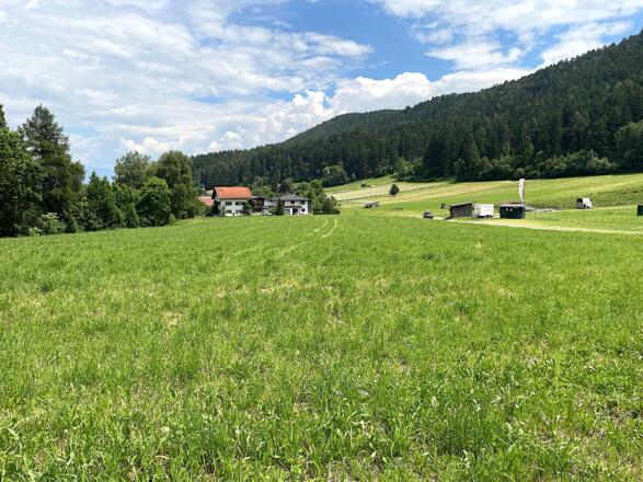 Die ersten Häuser von Afling bereits in Sichtweite.