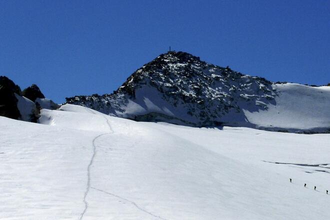 Der Schwarzenstein mit dem nordseitigen Gletscher.