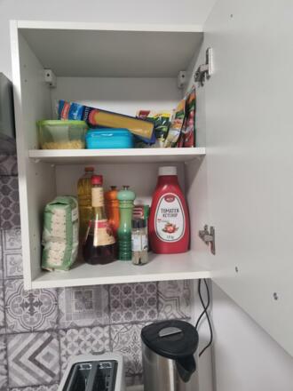 Küche mit Lebensmittelvorräten