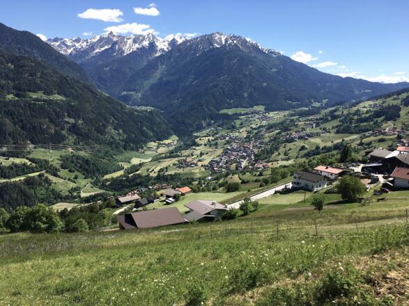 Bevor man den Plattenrain erreicht, schweift der Blick nochmals über Felder und Wiesen hinunter nach Wenns im Pitztal.