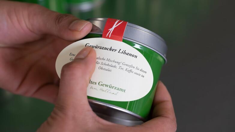 Altes Gewürzamt - So entstehen die Gewürzschätze in den typisch grünen Gewürzdosen