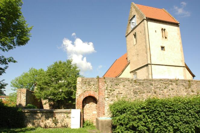 Die Wehrkirche in Kaltensundheim stammt aus dem 17. Jh.