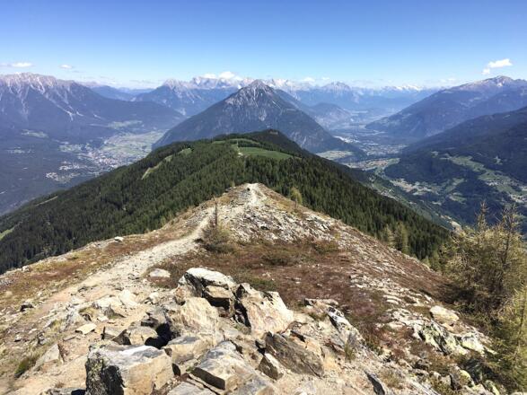 Je höher man hinaufsteigt, desto schöner wird der Ausblick auf das Oberinntal und Radurschltal mit dem dominierenden Tschirgant.