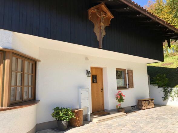 Hauseingang mit Parkmöglichkeit direkt davor