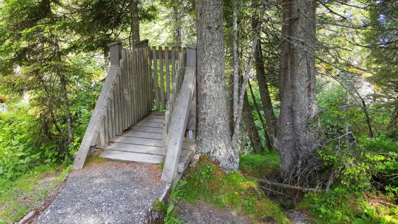 Viele Aussichtspunkte geben Einblicke in die Klamm