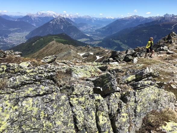 Umgeben von einer grandiosen Berglandschaft ist der Gipfel nun bald erreicht.