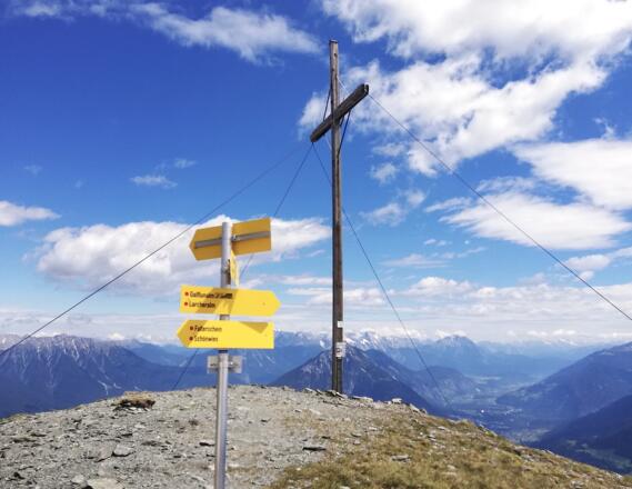 Am Kreuzjoch mit seinem schlichten Kreuz. Der Hauptgipfel mit Steinmann ist ca. 30 Höhenmeter darüber.