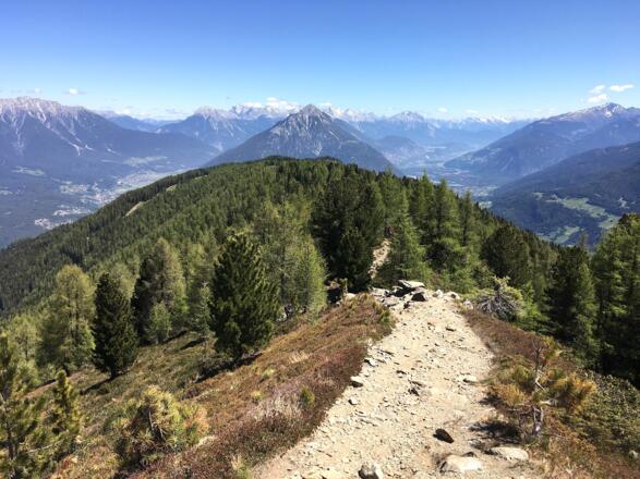 Hinter der Venetalm geht es nun zu Fuß über einen breiten Gratrücken in Richtung Kreuzjoch.