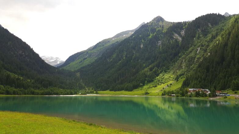 Blick zur Finkenau und hinauf zum Gletscher