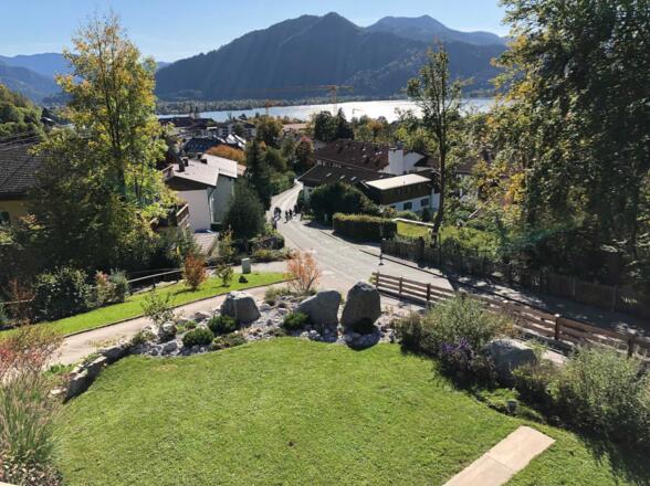 Blick in den Garten und auf den See und die Berge
