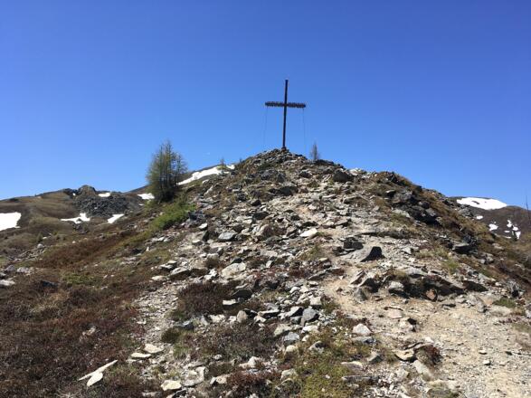 Doch bevor man das Kreuzjoch erreicht, steht man vor dem Imsterbergjoch mit seinem mächtigen Gipfelkreuz.